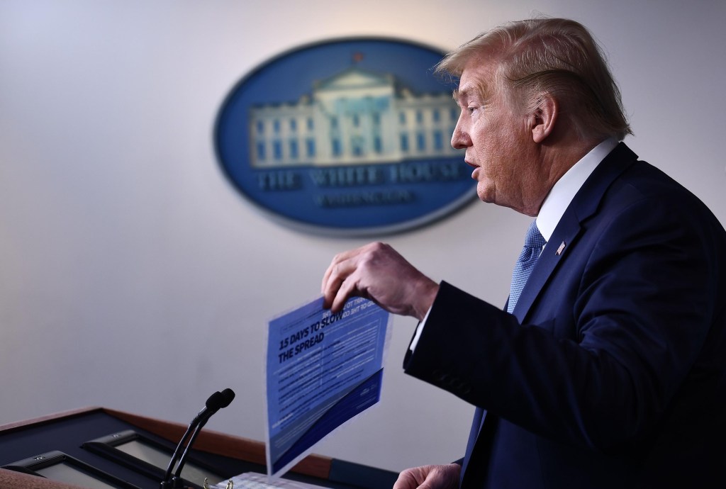 El presidente de Estados Unidos, Donald Trump, habla durante una conferencia de prensa en la Casa Blanca en Washington el 16 de marzo de 2020. Crédito: BRENDAN SMIALOWSKI / AFP a través de Getty Images