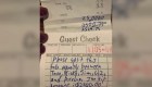 Un cliente de un restaurante deja una propina de US$ 2.500