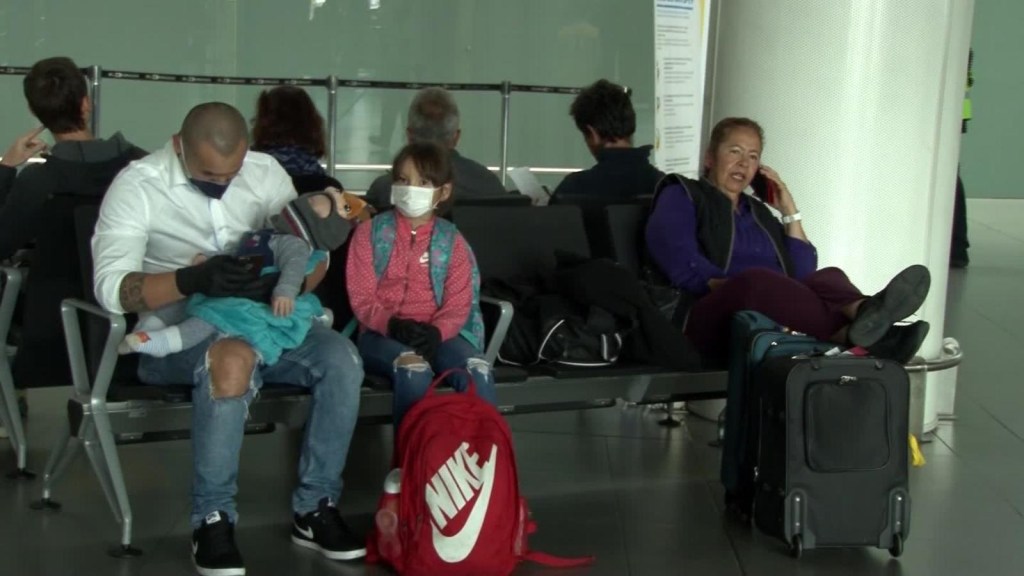 Cientos de viajeros varados en Bogotá por el coronavirus