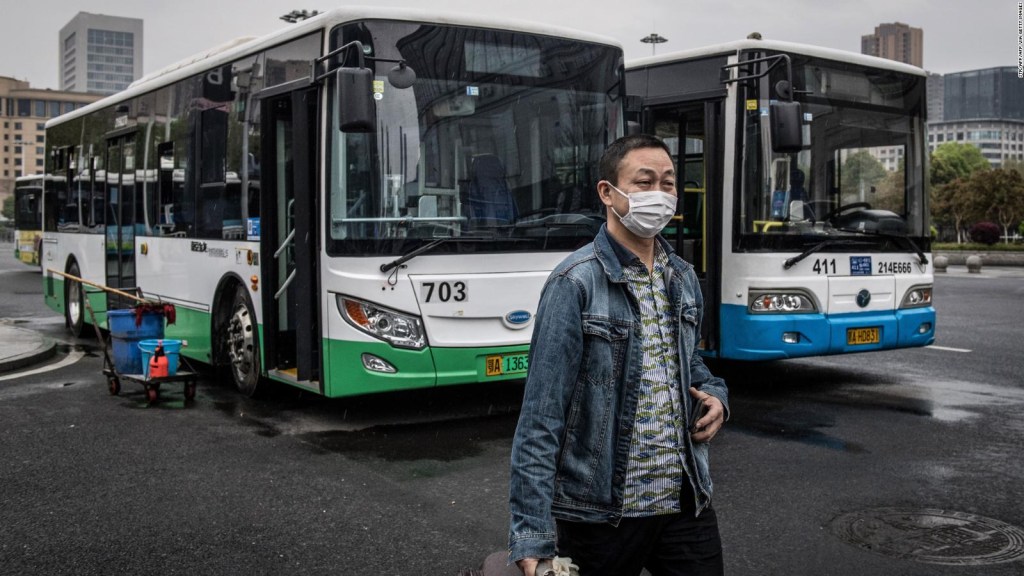 Los autobuses vuelven a circular en Wuhan