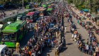 Miles de personas intentan salir de grandes ciudades en la India