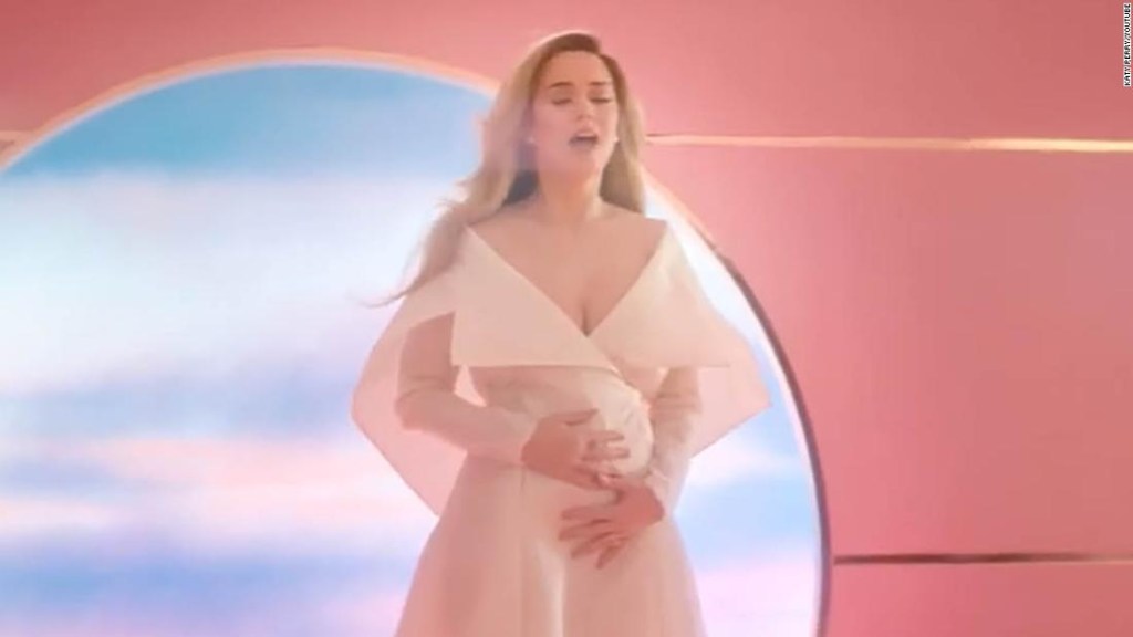 Katy Perry revela que está embarazada en un nuevo video musical