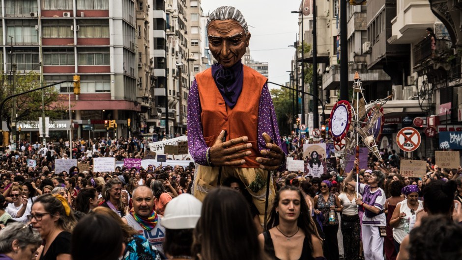 Decenas de miles de mujeres desfilaron por el centro de Montevideo en una de las marchas feministas más masivas de la región