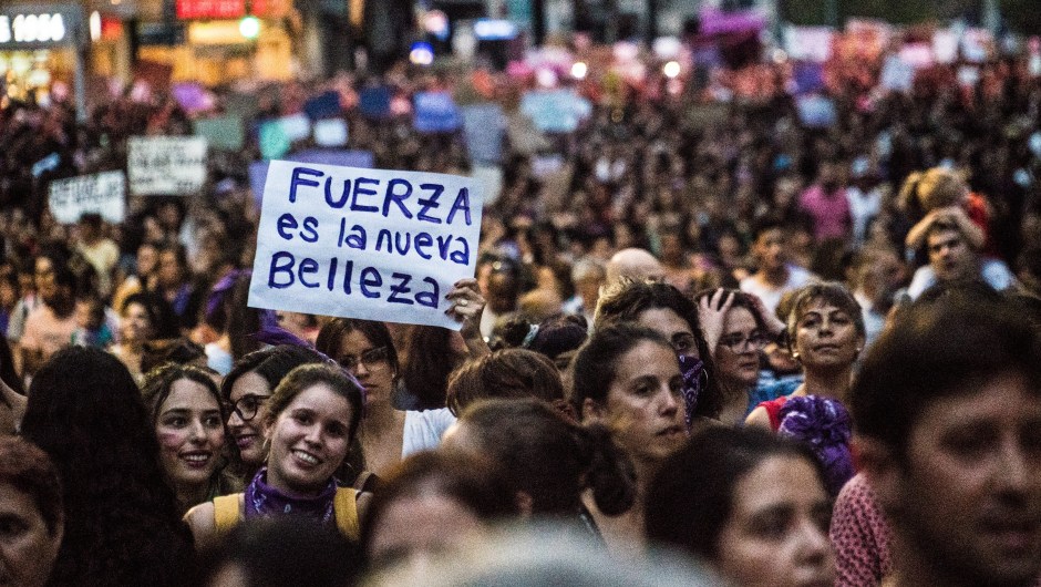 Decenas de miles de mujeres desfilaron por el centro de Montevideo en una de las marchas feministas más masivas de la región.