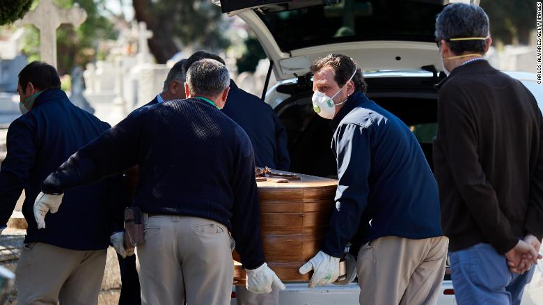 Funerales En Coches Funebres Asi Despiden A Las Victimas De Coronavirus En Espana Cnn