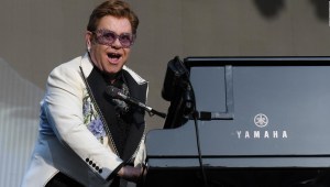 Elton John lanza fondo de emergencia por coronavirus