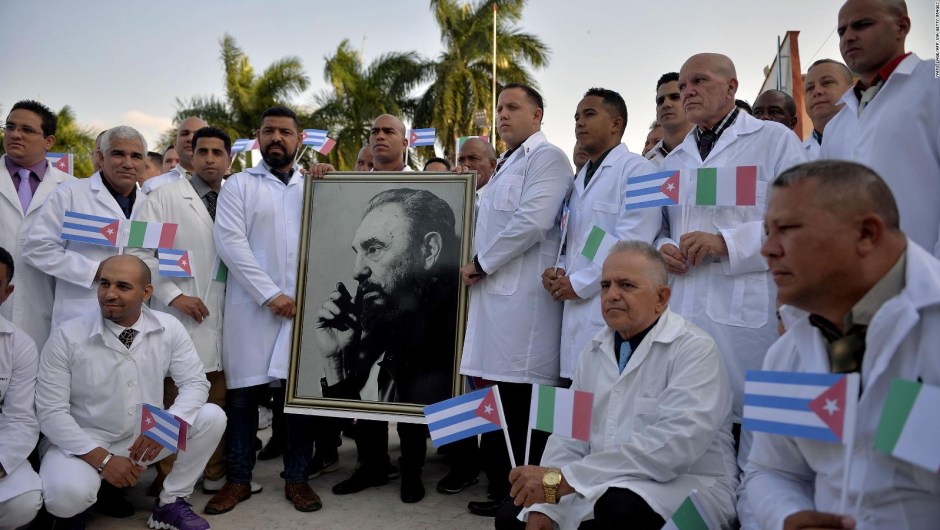Médicos cubanos combaten el covid-19 como voluntarios