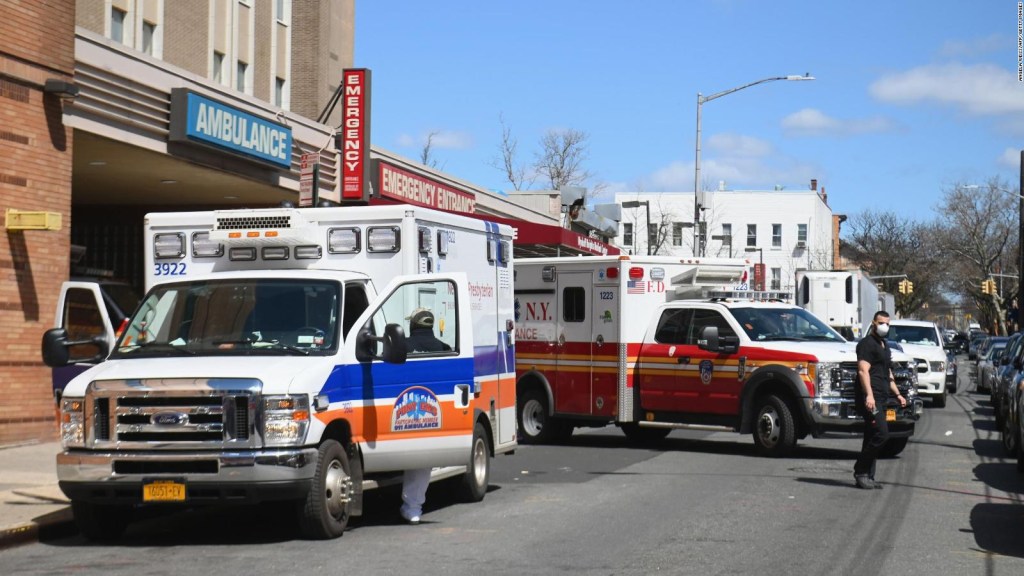 Paramédicos atienden número récord de llamadas al 911