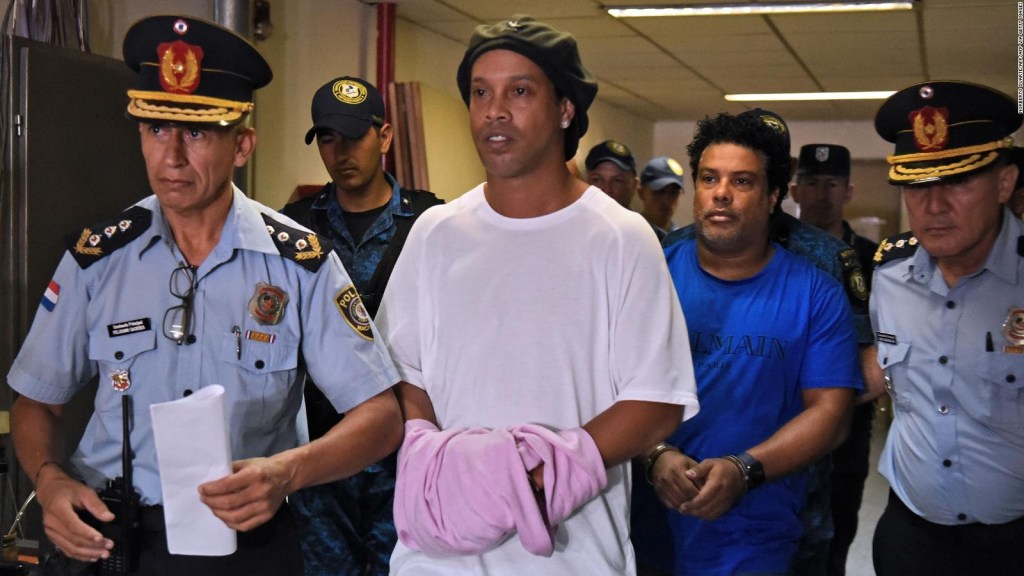 Ronaldinho habla desde el arresto domiciliario