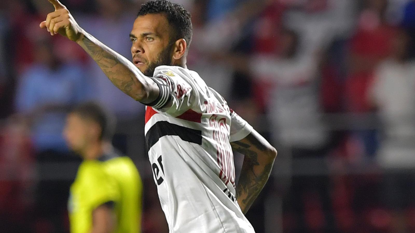 Дани польза. Dani Alves Sao Paulo. Дани Алвес 2021. Даниэл Алвес Севилья 2003. San Paolo Дани Алвес.