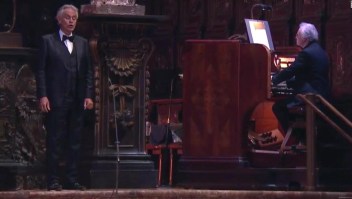 Bocelli canta Ave María ante millones de espectadores