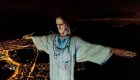 Brasil: se "viste" de médico el Cristo Redentor