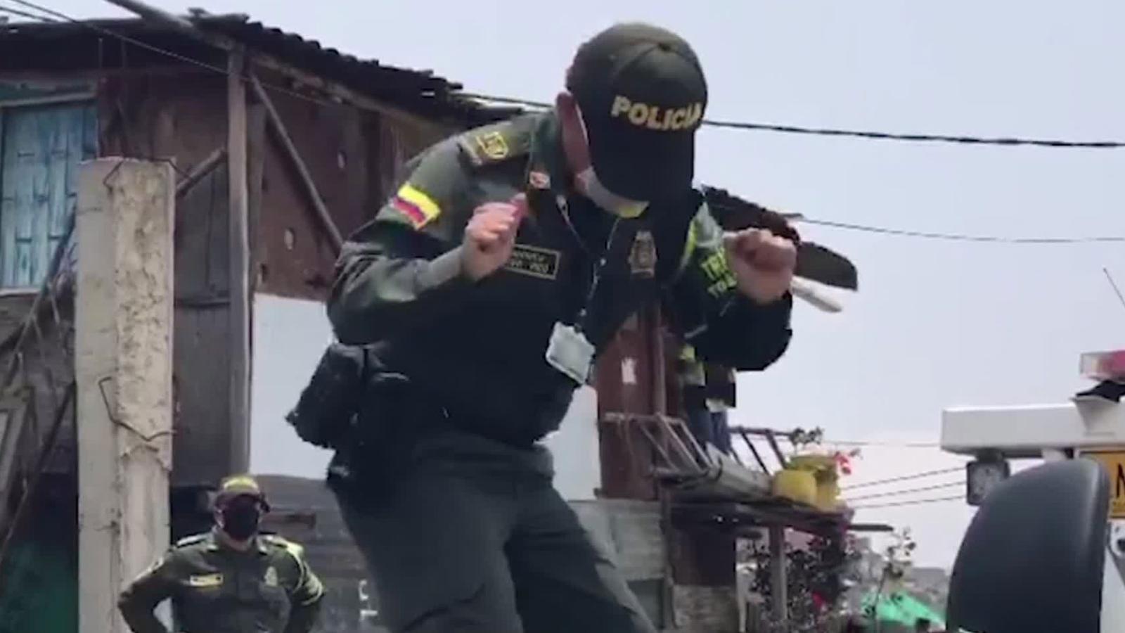 Polic as colombianos llevan clases de zumba a las familias