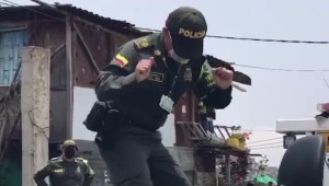 Policías bailan zumba contra el coronavirus en Colombia