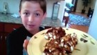 Un niño de 12 años te ayuda a cocinar durante la cuarentena