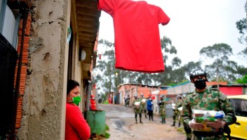Trapos rojos, señal de hambre por covid-19 en Colombia