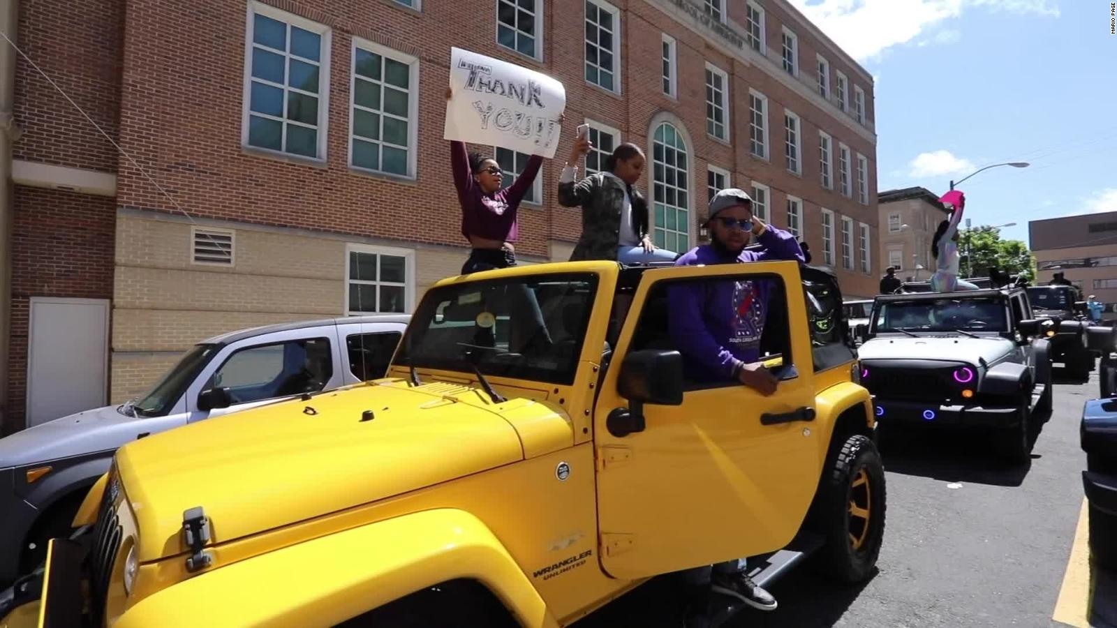 Una caravana de Jeep les agradece a los trabajadores de la salud