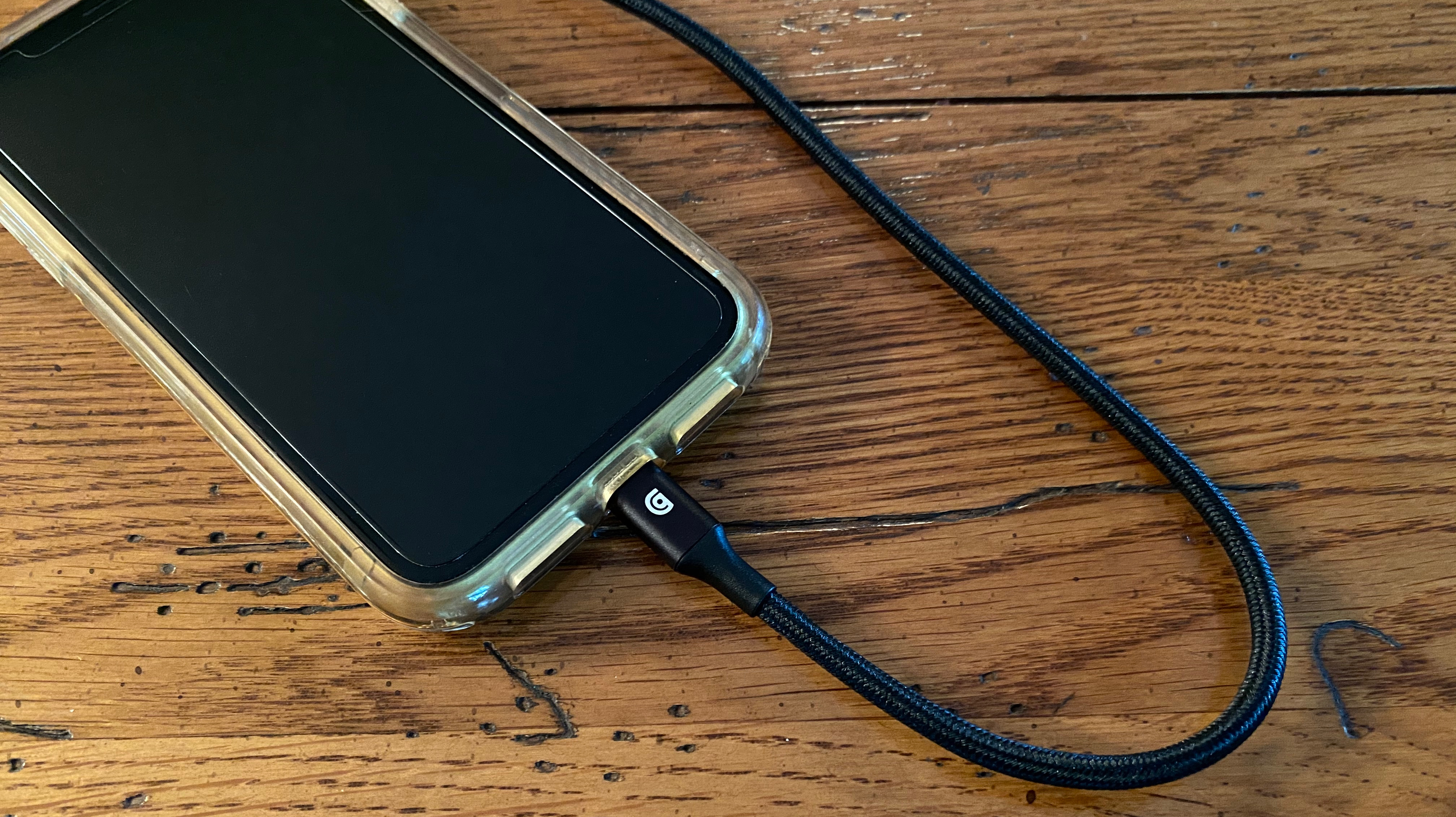 El cable USB-C a Lightning trenzado del iPhone 12 aparece en más