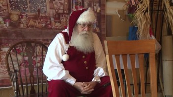 Santa Claus hace videollamadas con los niños de EE.UU.