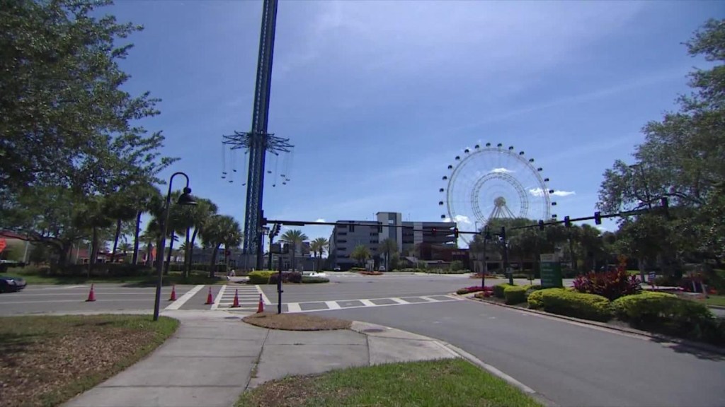 Trabajadores de Florida enfrentan futuro incierto sin turismo