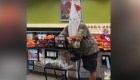 Hombre hace compras con lo que parece una capucha del KKK