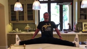 Arnold Schwarzenegger presume su gran flexibilidad