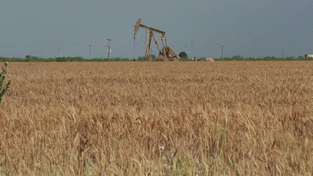 ¿Cómo afecta el covid-19 las comunidades que viven del sector petrolero en Texas?