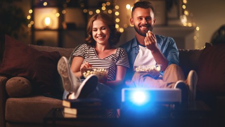 Es buena idea comprar un proyector para evitar la pantalla de la televisión  en casa?