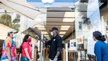 La Fed pide no apostar contra EE.UU.; Apple reabre tiendas