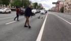 En Rusia, unos patos reciben ayuda para cruzar la calle