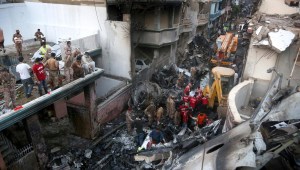 Pakistán: recuperan la 'caja negra' del avión estrellado