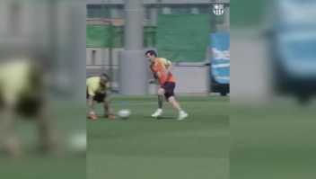 Mágico gol de Messi en el regreso a los entrenamientos