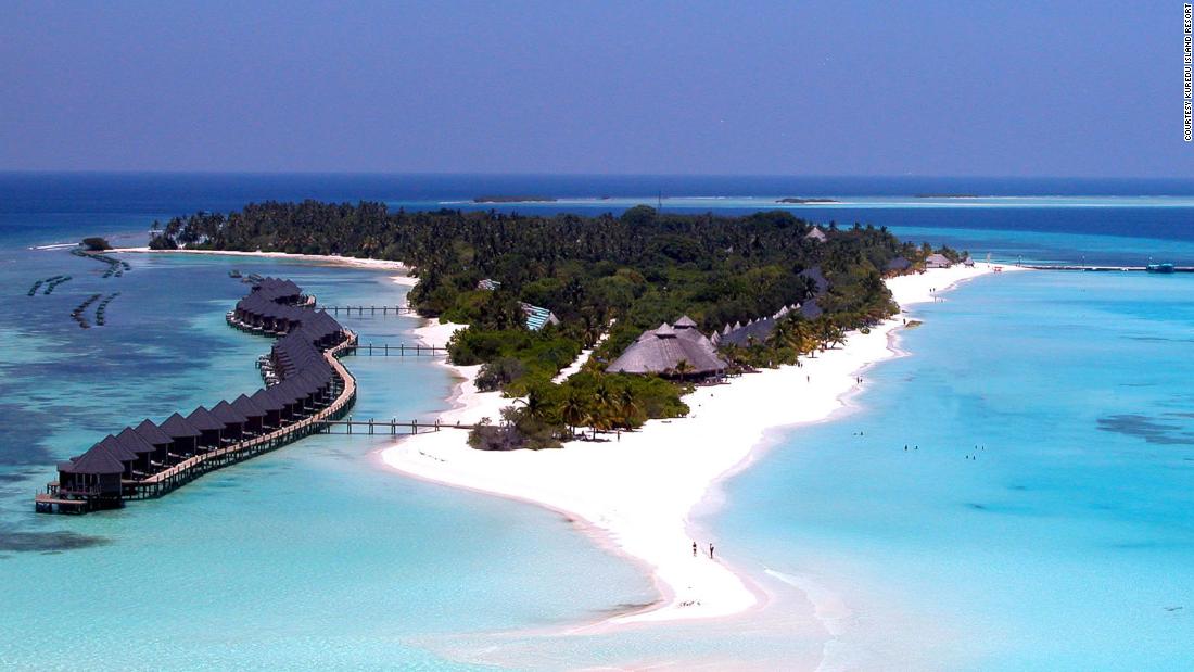 Cientos de turistas siguen varados en las Maldivas, una nación isleña conocida por sus resorts de lujo.