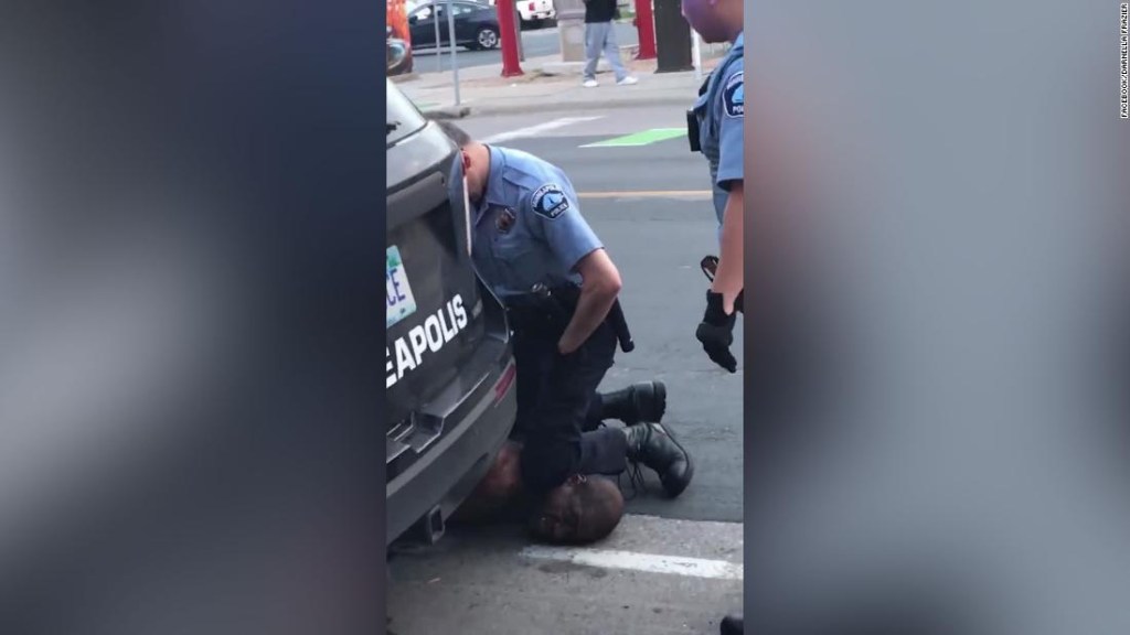 Cuatro policías de Minneapolis despedidos después de que el video muestra a uno arrodillado sobre el cuello de un hombre negro que luego murió
