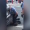 Cuatro policías de Minneapolis despedidos después de que el video muestra a uno arrodillado sobre el cuello de un hombre negro que luego murió