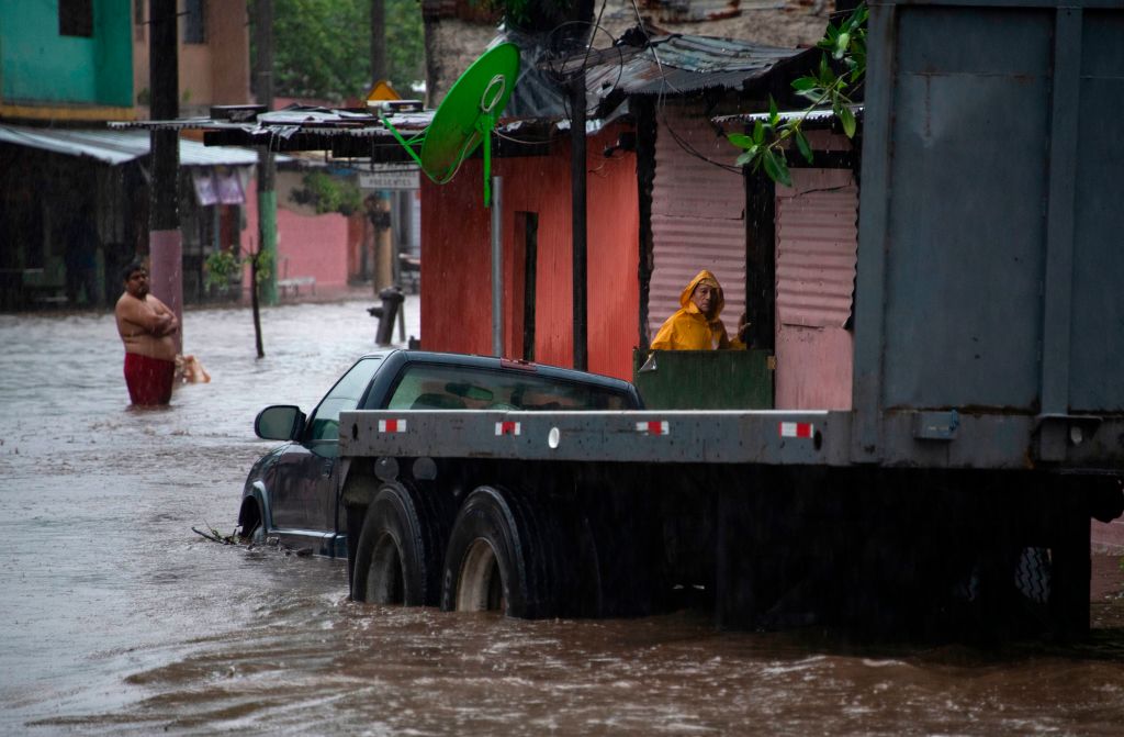 Alerta roja en El Salvador por fuertes lluvias de la tormenta tropical