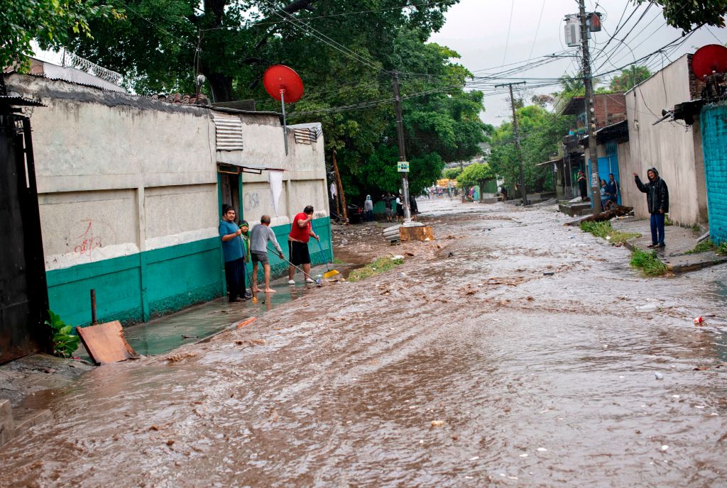 Alerta roja en El Salvador por fuertes lluvias de la tormenta tropical