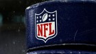 Jugadores de equipos de la NFL dan positivo por covid-19