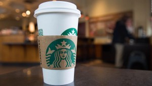 Starbucks detiene el uso de tazas personales en sus tiendas por coronavirus  - CNN Video