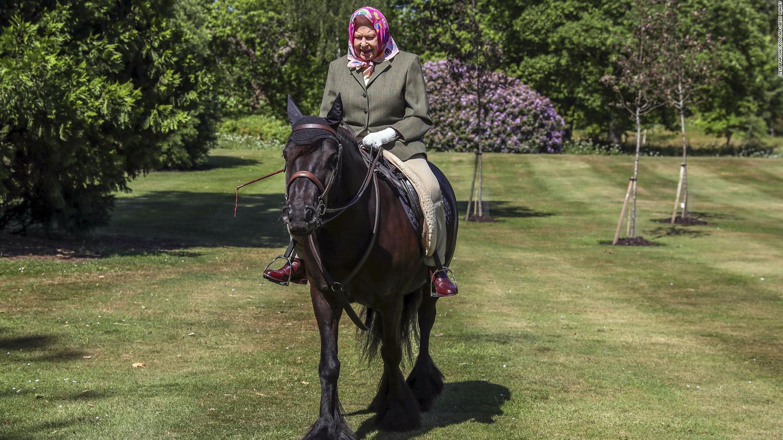 La reina Isabel II reaparece en un poni después de la cuarentena