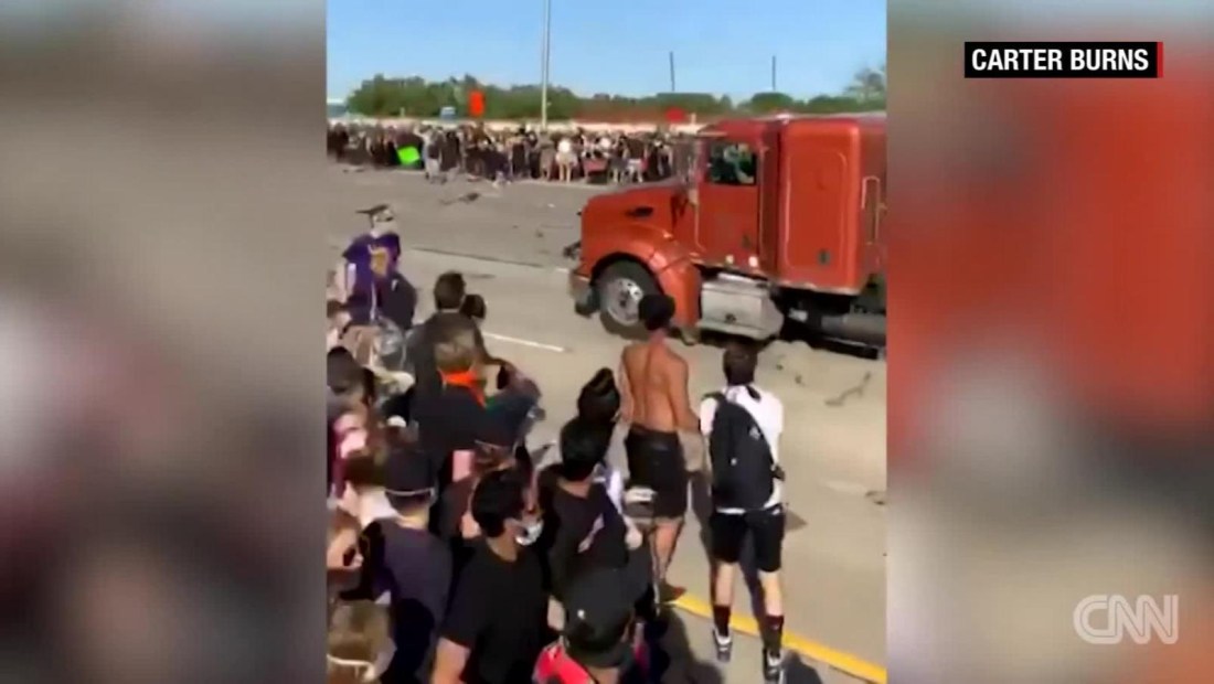 Un camión avanza contra manifestantes en Minnesota