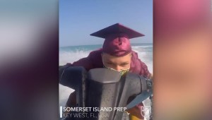 Alumnos de Florida reciben su diploma en moto acuática