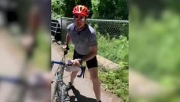 Ciclista ataca a jóvenes que colgaban volantes