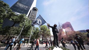 Manifestantes vandalizan embajada de EE.UU. en México