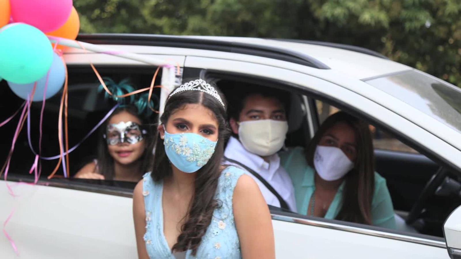 Asi Se Disfrutan Unos Quince Anos Y Una Boda En Medio De La Pandemia Video Cnn