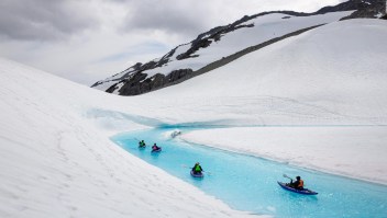 Un viaje en kayak a través de un glaciar