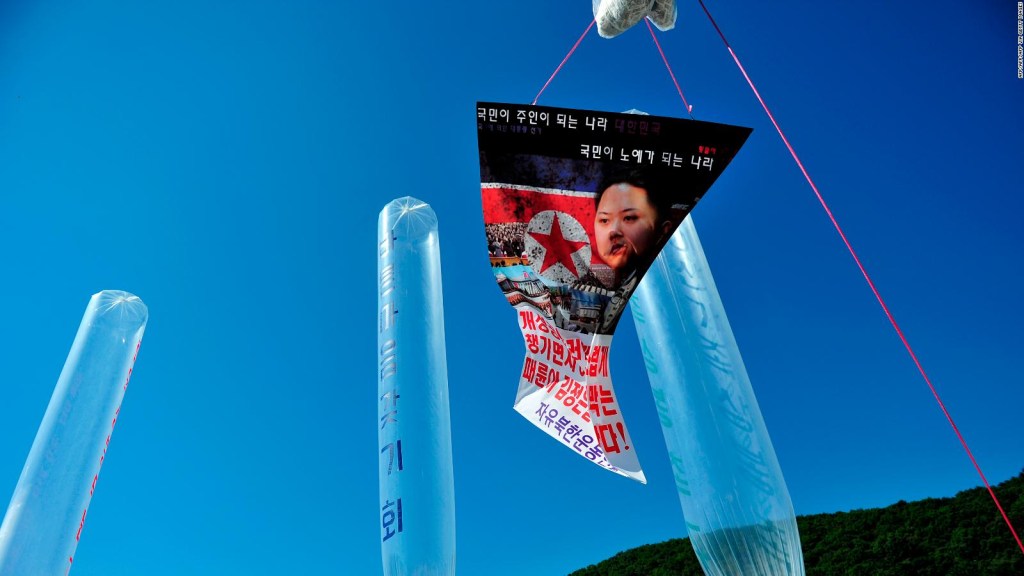 Disidentes norcoreanos envían panfletos contra Kim Jong-Un