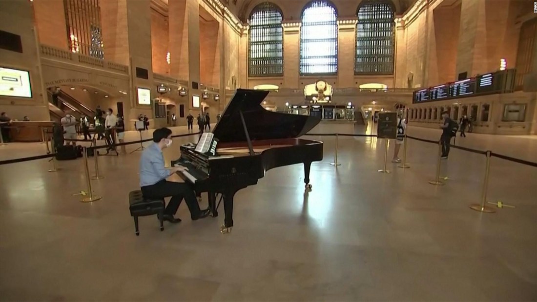Pianista recibe a pasajeros en Grand Central