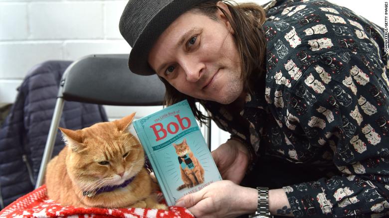 Muere Bob, el "increíble" gato callejero que inspiró y | CNN
