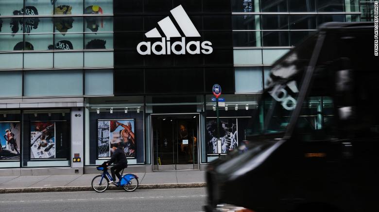 Mayo anchura alondra Adidas se compromete a que al menos el 30% de los nuevos puestos en EE. UU.  sean ocupados por personas negras o latinas | CNN